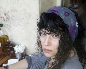 “Seni hiç beklemedim ağaçlarda” | Elif Sofya’dan bir şiir.