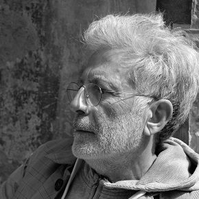 “Kadifeden kesesi bahçeden gelir sesi / Beyler, burası Agora meyhanesi” | Ahmet Güntan'dan bir şiir. “Kadifeden kesesi bahçeden gelir sesi / Beyler, burası Agora meyhanesi” | Ahmet Güntan'dan bir şiir.