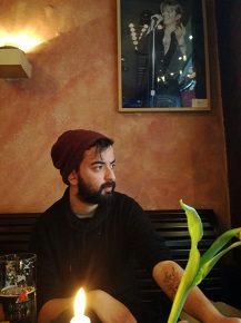"sevgilimin saçlarını ben keserim sizlik bir şey yok" | Sırrı Can Kara'dan bir şiir.