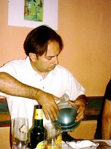 “yarık böğre giren ele sıvanan yağla kan.” | Hayati Yıldız’dan bir şiir.