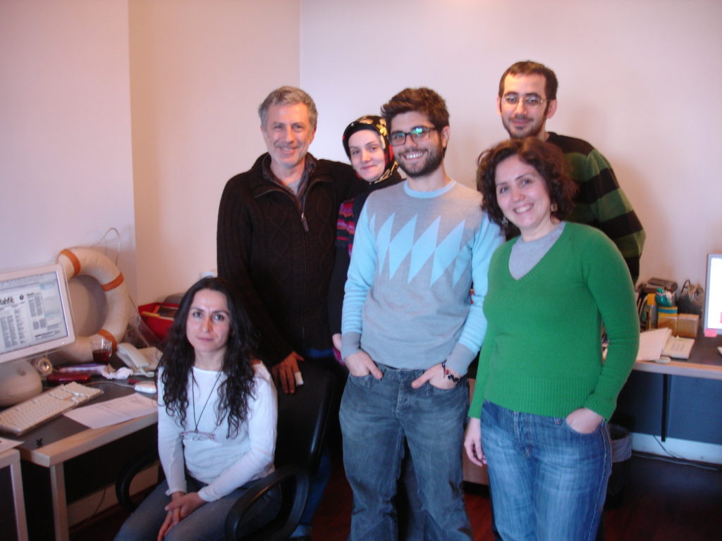 Mahfil ekibi dergi hazırlığında. Soldan sağa: Şirin Doğan, Ahmet Güntan, Naime Çağlayan, Ömer Ozan Erdoğan, Ömer Şişman, Tuba Esin.